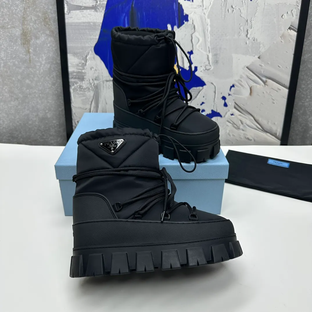 👟👟Ex-factory price 640👟👟 The highest version on the market. Prada's king model. Snow boots. Ski boots. Fat and cute. →_→ From the Prada limited series, unique. Shiny nylon Oblique upper with criss-cross straps for an ideal fit. The boots are made of technical fabric and have a short-cut version. They can be worn in the city or in the mountains. They make the calves slimmer, taller, warmer and have a concave shape. The boots and soles use the original waterproof effect. The size is 35-40. 41Customized